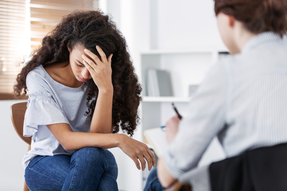 woman talks to psychologist